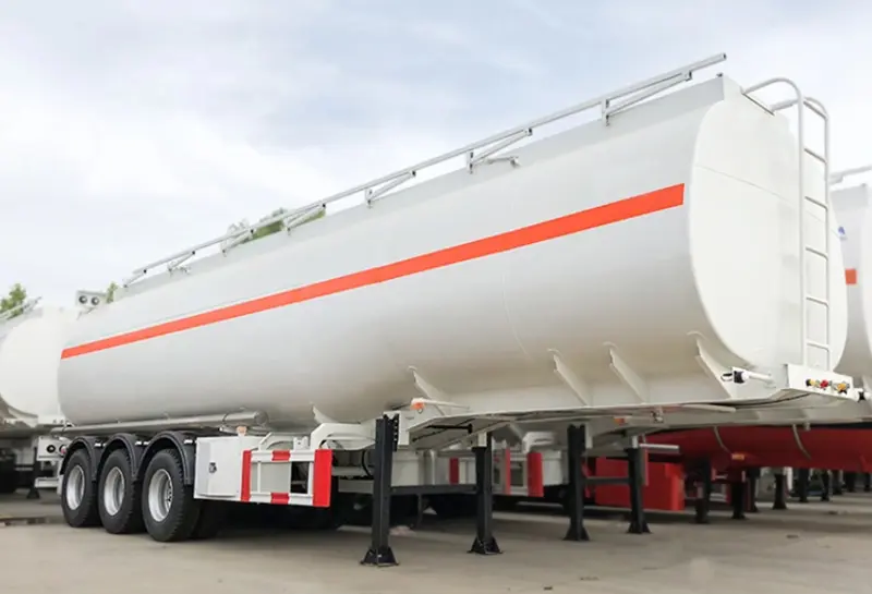Our trucks sinotruk trailer oil tank truck